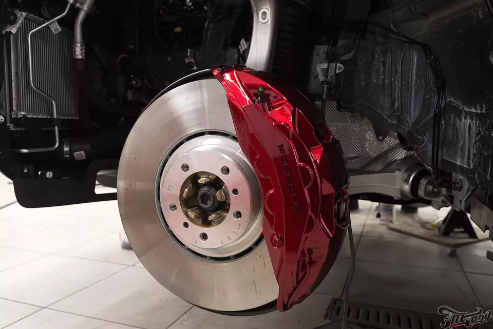 Porsche Cayenne. Кованые диски Motion, окрас суппортов в красный кенди и окрас текстурного пластика.